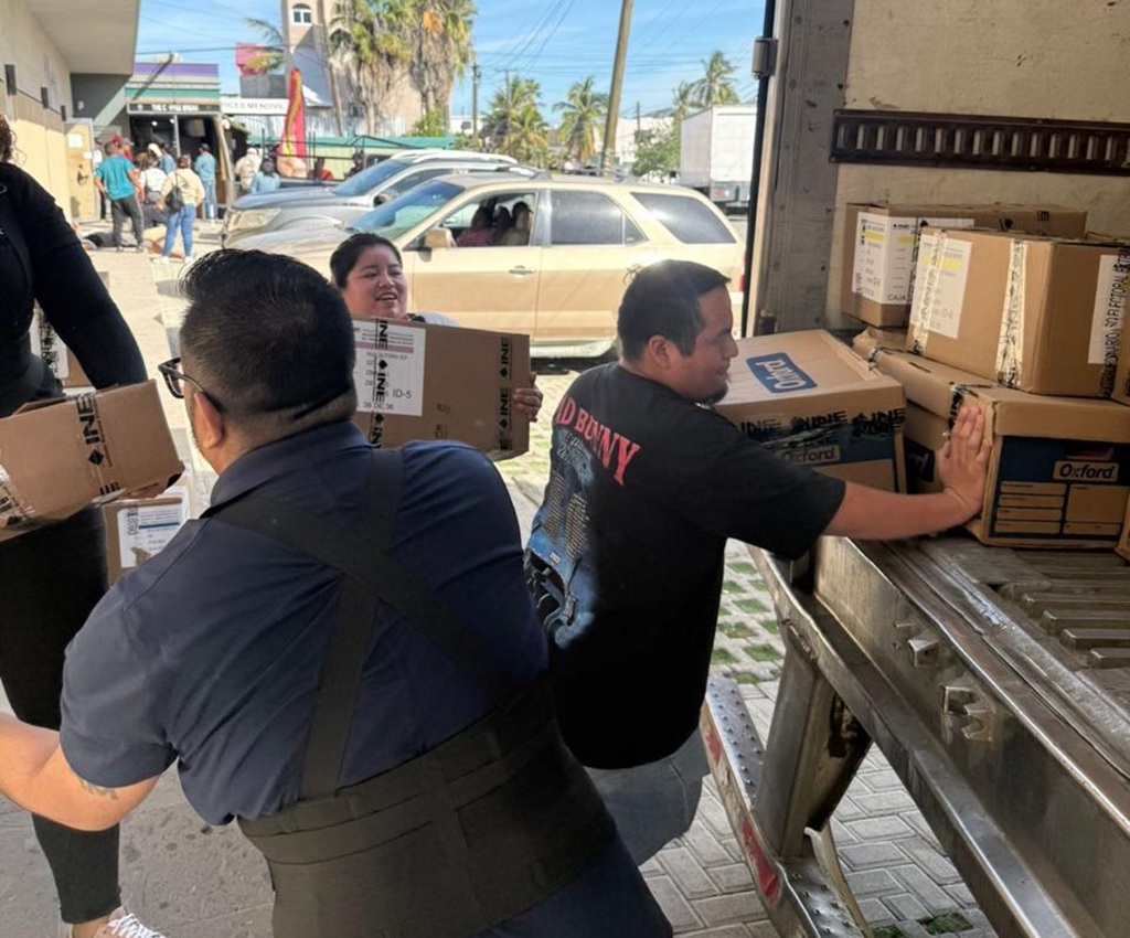 Personal del INE cargando las cajas al camión.