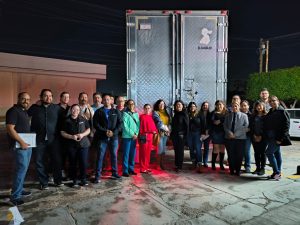 muchas personas paradas atrás de un camión de mudanzas