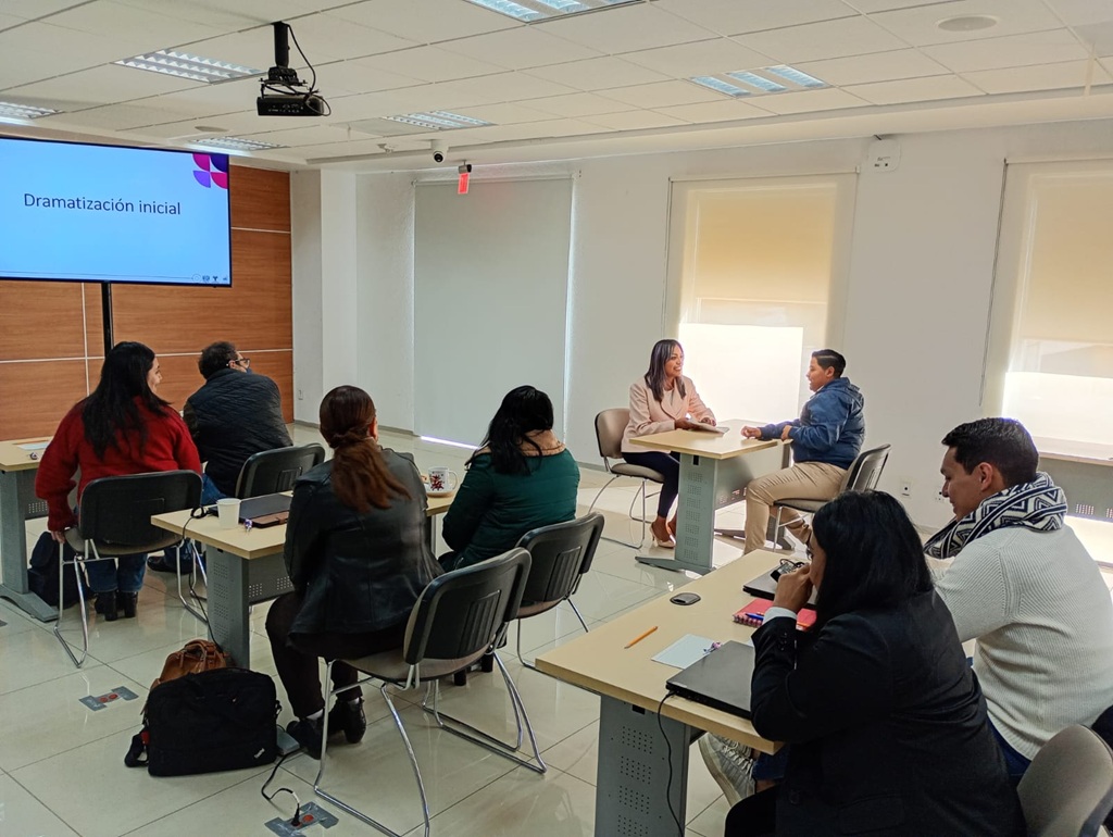 personas sentadas de dos en dos