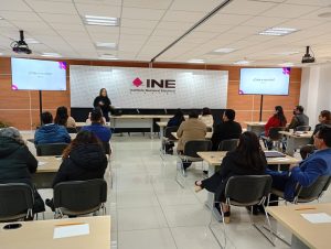 varias personas sentadas en un salón tomando un taller