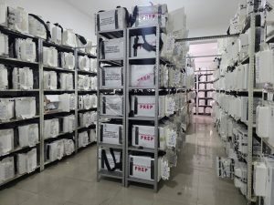 varias cajas blancas colocadas en muebles color gris