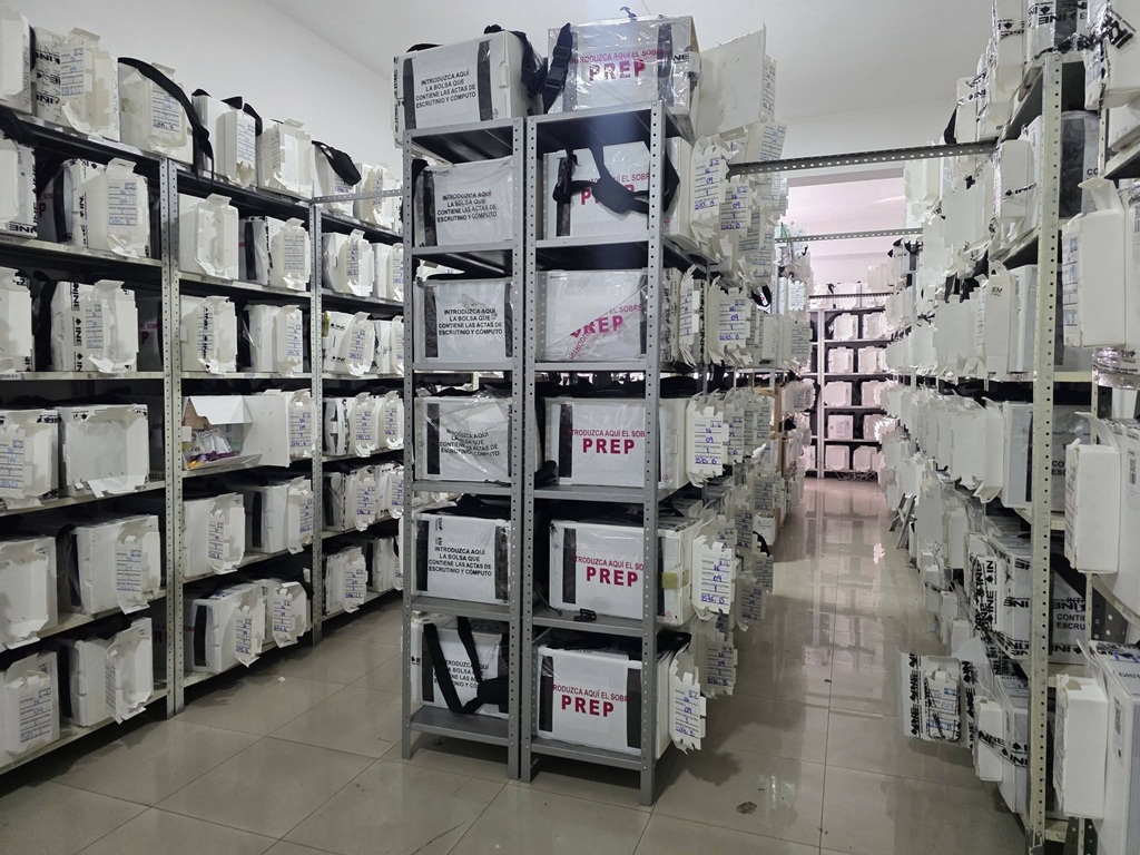 varias cajas blancas colocadas en muebles color gris