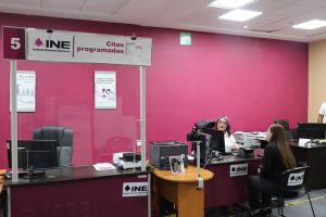 persona tramitando su credencial para votar en Nuevo León