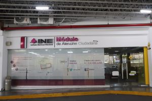 oficina con puerta de vidrio y letras rosas, negras y grises