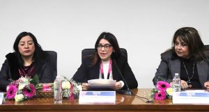 tres mujeres sentadas frente a micrófonos