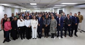 muchas personas de pie posando para la fotografía