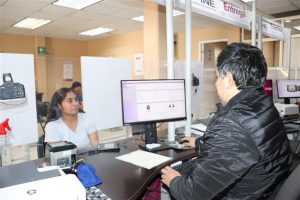 mujer escuchando indicaciones de un trabajador del INE en Tlaxcala