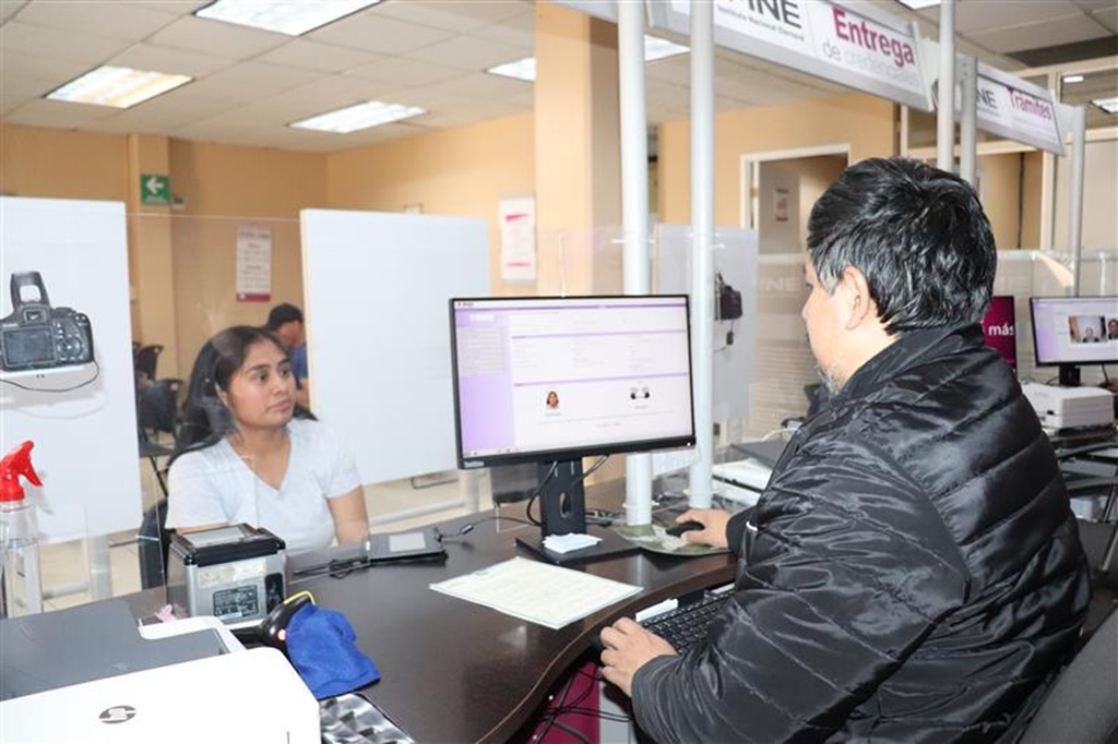 mujer escuchando indicaciones de un trabajador del INE en Tlaxcala