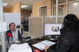 mujer tomándose la foto para la credencial para votar