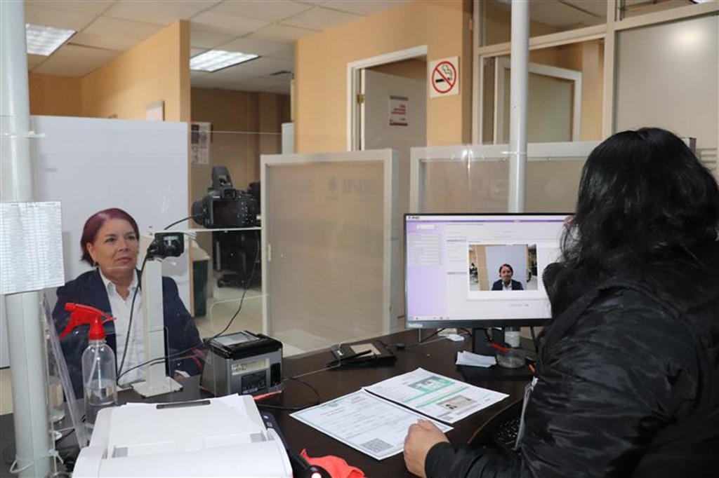 mujer tomándose la foto para la credencial para votar