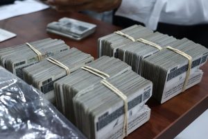 siete paquetes de credenciales para votar amarradas con una liga