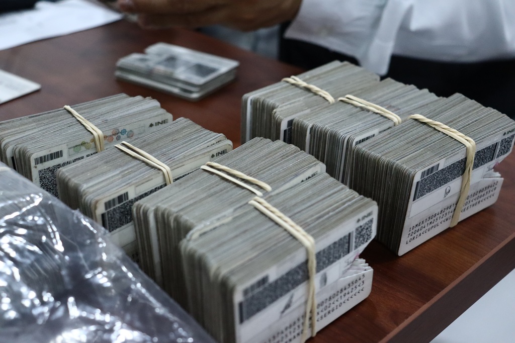 siete paquetes de credenciales para votar amarradas con una liga