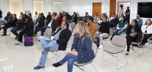 varias personas sentadas en un salón