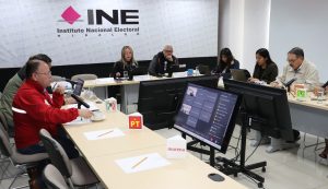 siete personas sentadas alrededor de una mesa