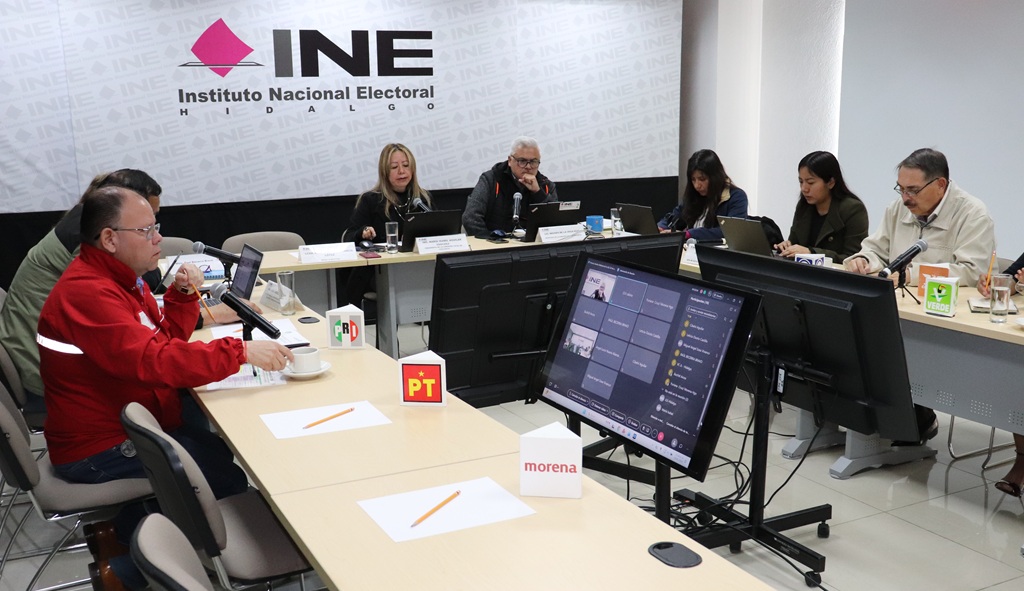 siete personas sentadas alrededor de una mesa