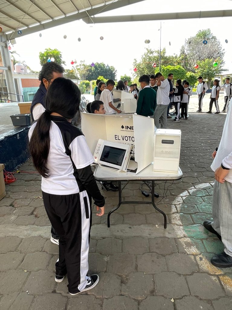 Estudiantes en Morelos formados para realizar votación en urna electrónica