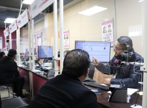 un hombre explicándole a otro hombre sobre datos en la computadora