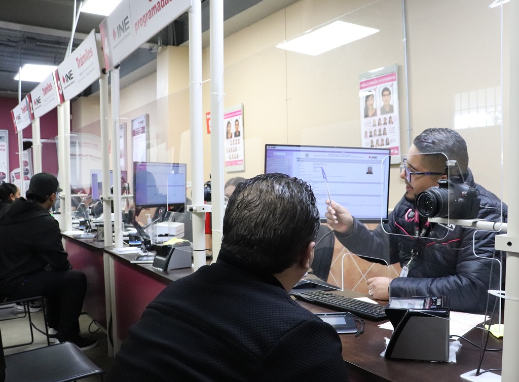 un hombre explicándole a otro hombre sobre datos en la computadora