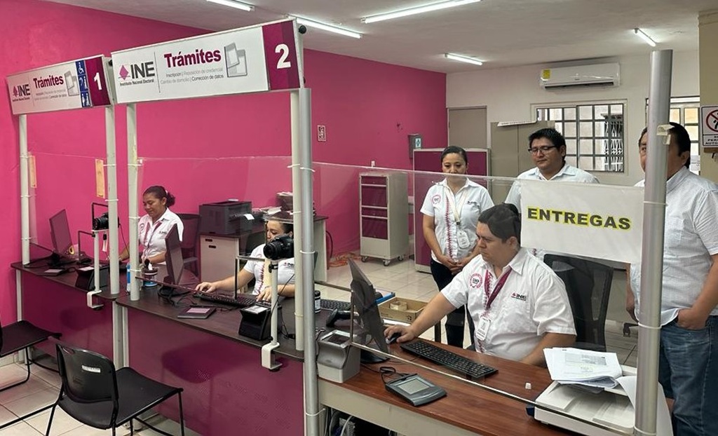 Personal del INE en Yucatán atendiendo un Módulo de Atención Ciudadana