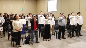 varias personas de pie con el brazo derecho levantado hacia enfrente