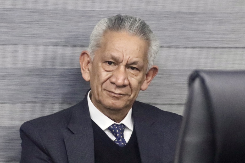 hombre mayor cabello cano sentado