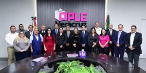 personas de pie frente a letras OPLE color rosa