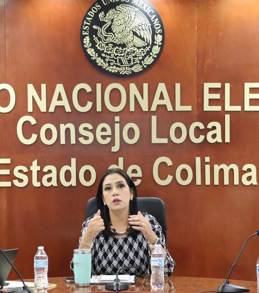 mujer sentada hablando