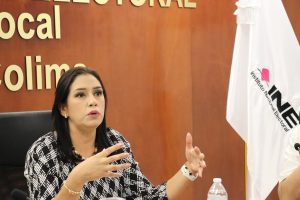 mujer cabello negro a los hombros hablando