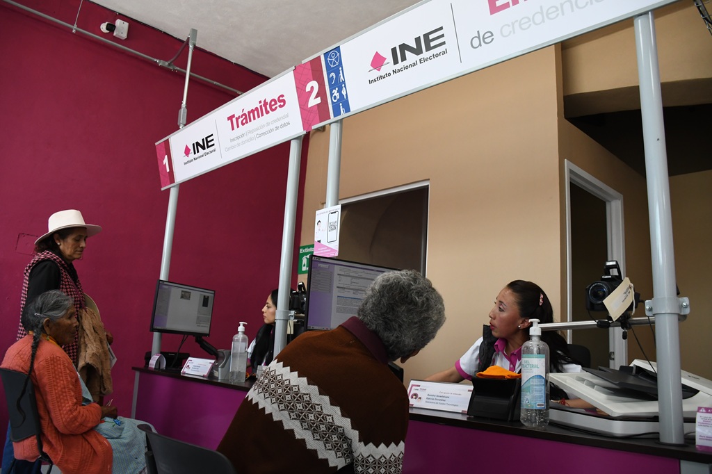 personas en modulo del INE tramitando credencial para votar