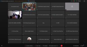 pantalla con cuadros negros y nombres de personas en letra blanca