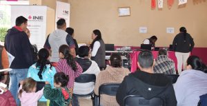 varias personas dentro de una oficina para tramitar credencial para votar