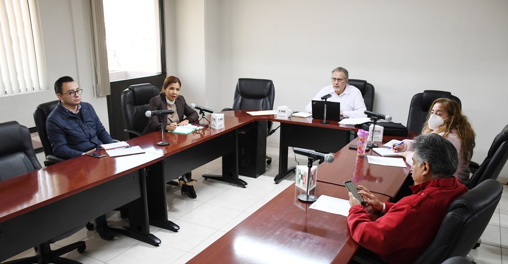 cinco personas en reunión de trabajo