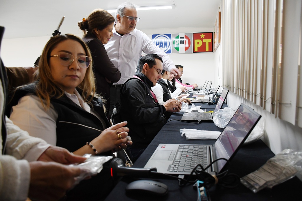 varias personas frente a computadoras 