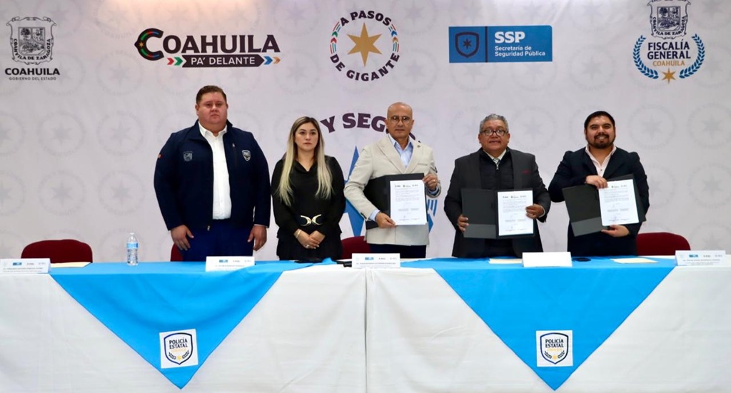 personas de pie, mostrando