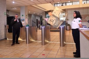 Muestra de torniquetes de entrada en el edificio C de oficinas centrales del INE