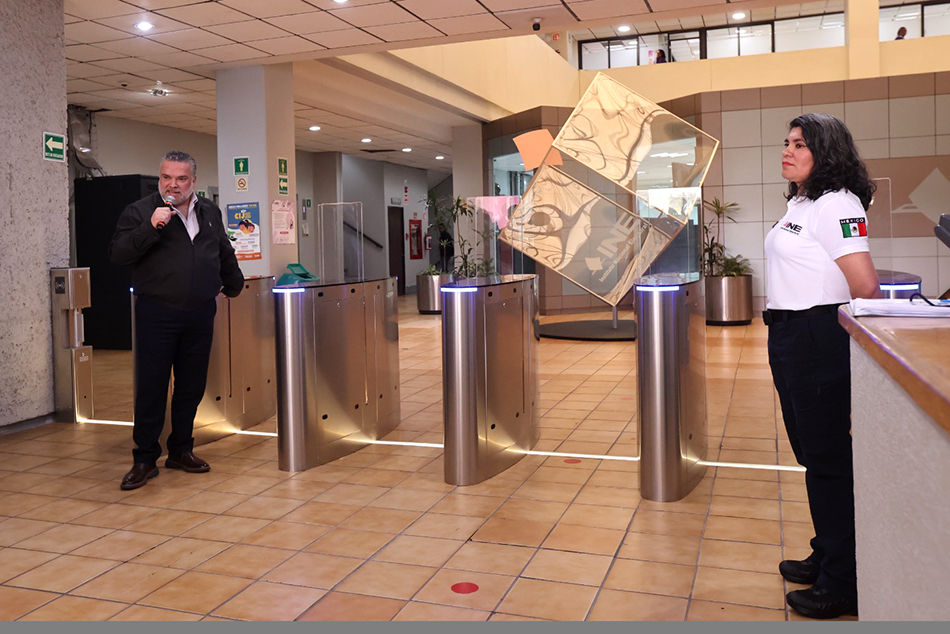 Muestra de torniquetes de entrada en el edificio C de oficinas centrales del INE