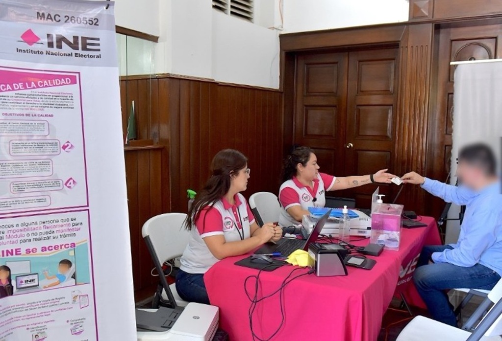 dos trabajadoras del INE atendiendo a un ciudadano