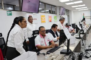 varias personas sentadas frente a computadoras