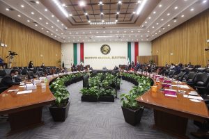 Salón de sesiones con la participación de las personas Consejeras Electorales y representantes de partidos políticos.