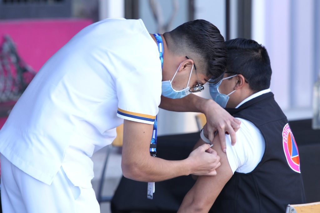 Personal de salud vacunando a funcionarios del INE.
