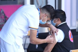 Personal de salud vacunando a funcionarios del INE.