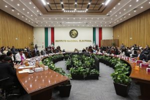 Salón de sesiones con la participación de las personas Consejeras Electorales y representantes de partidos políticos.