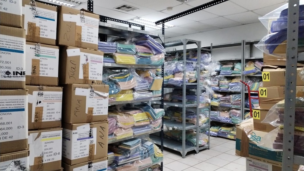 habitación con cajas y bolsas con papeles