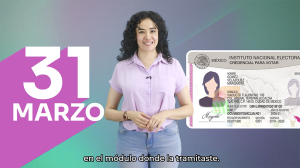 Mujer anunciando facha límite para recoger la INE