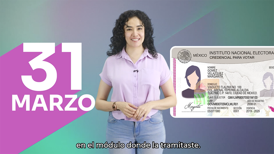 Mujer anunciando facha límite para recoger la INE