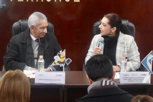 una mujer y un hombre sentados hablando uno con el otro