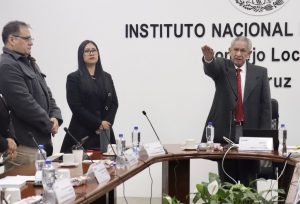 Hombre de pie con el brazo derecho hacia enfrente