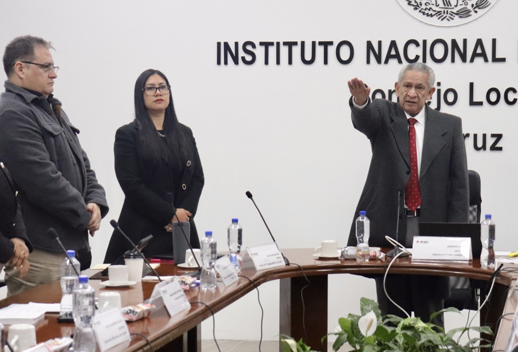 Hombre de pie con el brazo derecho hacia enfrente