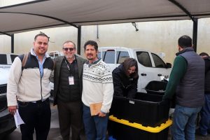 tres hombres abrazados