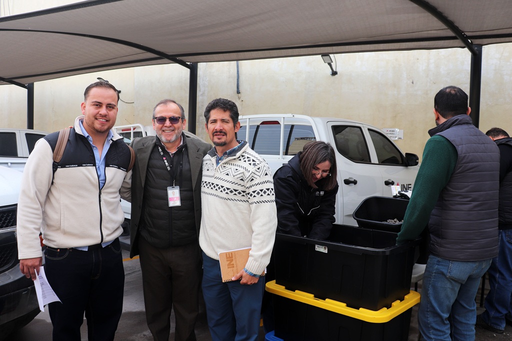 tres hombres abrazados